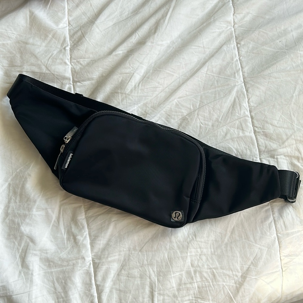 LULULEMON everywhere *sling* bag